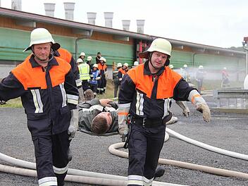 Mitglieder der Jugendfeuerwehr aus Schwärzelbach stellten sich als Unfallopfer-Komparsen zur Verfügung und wurden bei der Übung "gerettet".