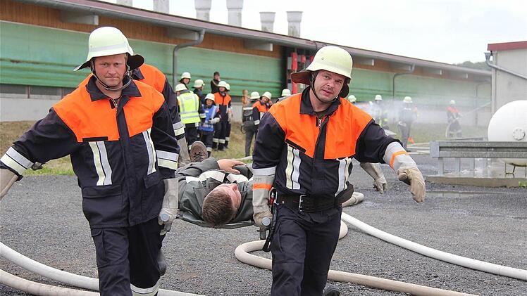 Mitglieder der Jugendfeuerwehr aus Schwärzelbach stellten sich als Unfallopfer-Komparsen zur Verfügung und wurden bei der Übung "gerettet".