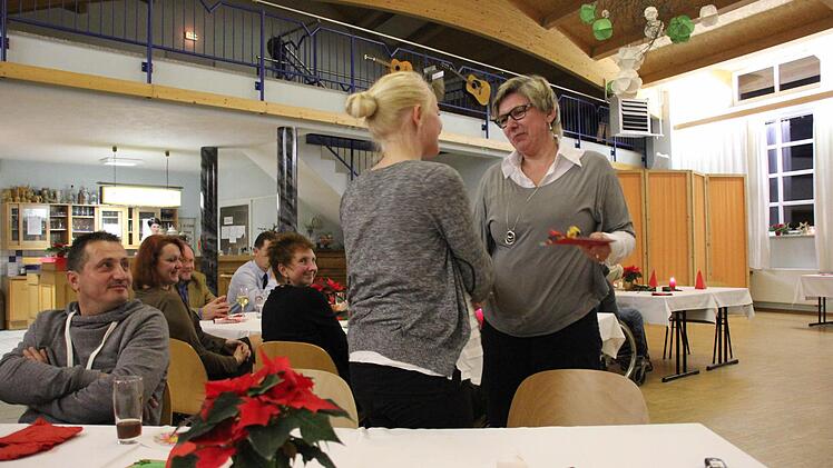 Heidi Bayern überreichte das Geschenk an Sinah Oppelt.