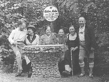 Dieses Bild der "Hitler-Eiche" ist in Erwin Neubauers 1998 erschienenen Bildband über Muggendorf und die Fränkische Schweiz zu sehen. Herausgegeben wurde der längst vergriffene Band vom Fränkische-Schweiz-Verein Muggendorf. Foto: Repro/FT