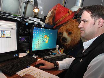 Der Paddington-Bär guckt Theaterleiter Thomas Gruber bei der Arbeit zu. Die Filmprojektoren von einst sind im Digitalzeitalter Maus und Bildschirmen gewichen. Foto: Jochen Nützel