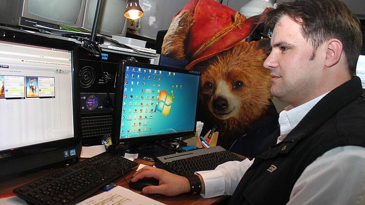 Der Paddington-Bär guckt Theaterleiter Thomas Gruber bei der Arbeit zu. Die Filmprojektoren von einst sind im Digitalzeitalter Maus und Bildschirmen gewichen. Foto: Jochen Nützel