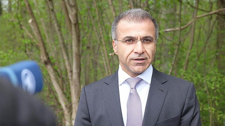 Zu einem Statement für die Presse kam Dilshad Barzani und traf mit Brigadegeneral Gert Johann Hagemann zusammen. Foto: Gerd Schaar