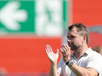 Trainer Bernd Hollerbach von den Würzburger Kickers. Foto: Daniel Karmann/dpa (