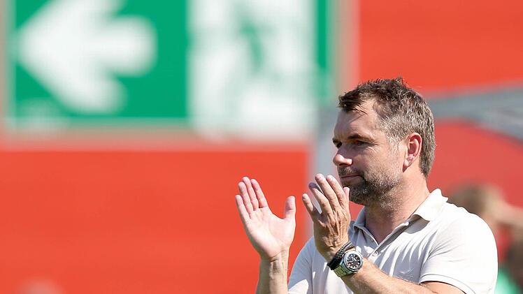 Trainer Bernd Hollerbach von den Würzburger Kickers. Foto: Daniel Karmann/dpa (