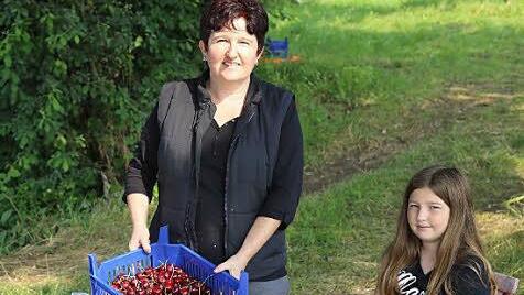 Silke Gründel mit Tochter Laura am Eingang von Pretzfeld