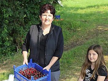 Silke Gründel mit Tochter Laura am Eingang von Pretzfeld