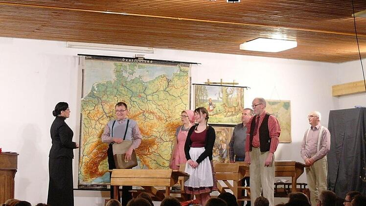 Auch das "Auf Wiedersehen, Schulfräulein Emilie" muss in der Schulstunde sitzen. Karola Helfrich (links) lässt die Schüler Thomas Gunkel, Marianne Breitenbach, Laura Jäger, Willi Müller, Peter Gunkel und Werner Schaidt (von links) die Verabschiedung noch einmal wiederholen.