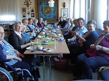 Die Kaffeetafel des Strickkreises der Kolpingsfamilie mit ihren Leiterinnen (von links) Traudl Laudensack und Theresia Kiesel.  Foto: Anneliese Albert