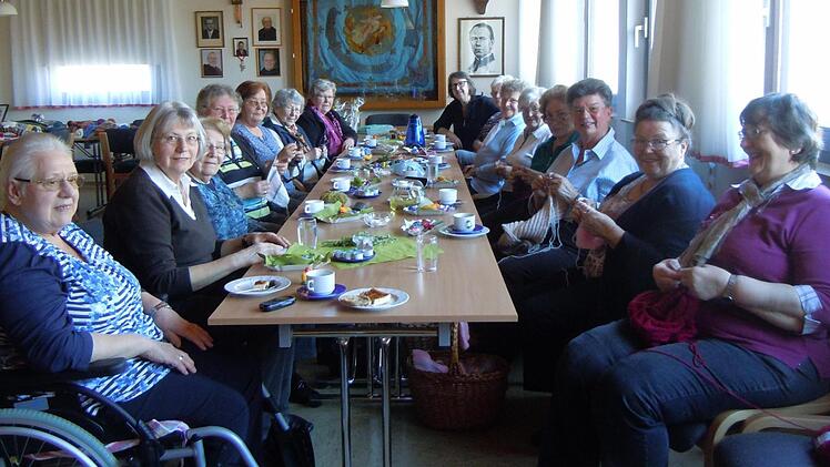 Die Kaffeetafel des Strickkreises der Kolpingsfamilie mit ihren Leiterinnen (von links) Traudl Laudensack und Theresia Kiesel.  Foto: Anneliese Albert