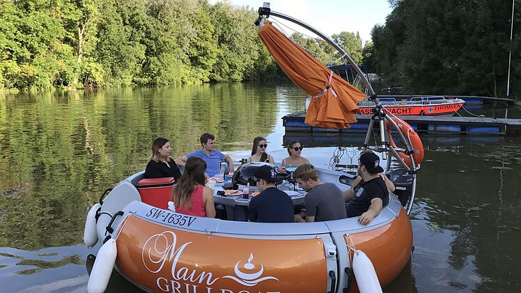 Grillboote fahren in Schweinfurt schon l&auml;nger auf dem Main, nun liegen sie auch in W&uuml;rzburg vor Anker. Foto: Main Grillboat/Alina Lungu