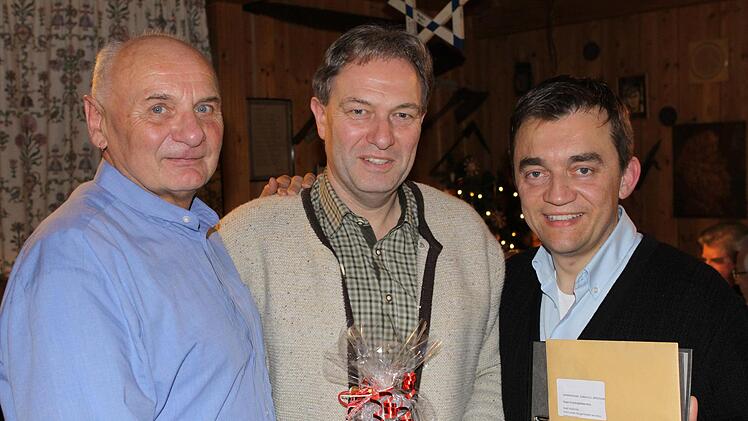 Landrat Klaus Löffler (Mitte) hatte die entsprechenden Genehmigungen im Gebäck, um auch weiterhin die Touristenattraktion in Wallenfels fortführen zu können. Mit im Bild Vorsitzender Andreas Buckreus (links) und Bürgermeister Jens Korn.  Michael Wunder