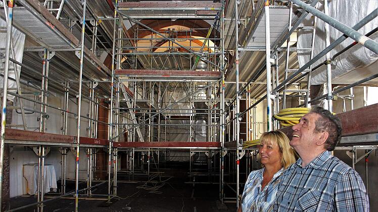 Es wird noch einige Wochen dauern, bis Sankt Gertrud in neuem Glanz erstrahlt und wieder Gottesdienste stattfinden können. Im Bild Kirchenpflegerin Petra Wichert und Padre Gabriel Ramos ValienteEviSeeger