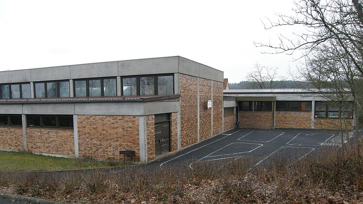 Blick auf das neue Schulgeb&auml;ude. Es wurde kurz vor der Gebietsreform gebaut.Foto: Philipp Bauernschubert