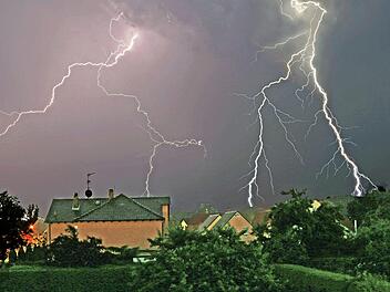 Wie fotografiert man eigentlich ein Gewitter? Auch diese Frage wird im Fotokurs des Michelauer Fotoclubs beantwortet. Foto: Klaus Gagel