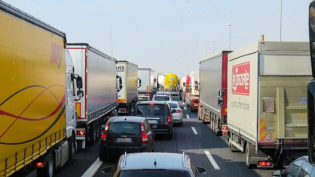 Erhebliche Verkehrsbehinderungen gibt es am Donnerstagmorgen auf der A3 im Landkreis Main-Spessart. Ein Lkw war dort in den Morgenstunden ins Schleudern geraten und in der folge umgekippt. Symbolbild: pixabay/Gellinger