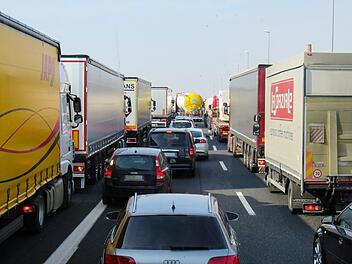 Erhebliche Verkehrsbehinderungen gibt es am Donnerstagmorgen auf der A3 im Landkreis Main-Spessart. Ein Lkw war dort in den Morgenstunden ins Schleudern geraten und in der folge umgekippt. Symbolbild: pixabay/Gellinger