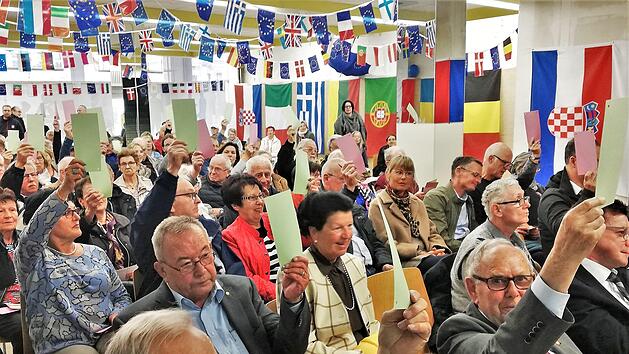 Uneinig schienen die Zuhörer der Podiumsdiskussion in Hammelburg bei der Frage nach einer europäischen Armee.Sigismund von Dobschütz