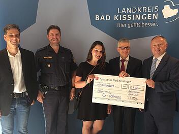 Florian Arand (Vorsitzender der Kreisverkehrswacht Bad Kissingen), Polizeihauptmeister, Verkehrserzieher und Moderator von  " K&ouml;nner durchErfahrung" Matthias Kleren  zusammen mit der Gewinnerin Sophia K&uuml;nzl sowie der Vorstand der Sparkasse Bad Kissingen,  Roland Friedrich und Landrat Thomas Bold. Lena Pfister
