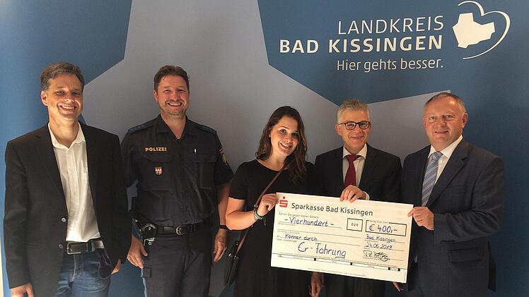 Florian Arand (Vorsitzender der Kreisverkehrswacht Bad Kissingen), Polizeihauptmeister, Verkehrserzieher und Moderator von  " K&ouml;nner durchErfahrung" Matthias Kleren  zusammen mit der Gewinnerin Sophia K&uuml;nzl sowie der Vorstand der Sparkasse Bad Kissingen,  Roland Friedrich und Landrat Thomas Bold. Lena Pfister