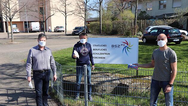 Dirk  Schubert,  Christian Sturany und Christoph  S&uuml;mmerer mit den  Behelfsmasken. Foto: PR