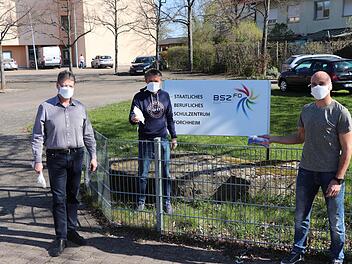 Dirk  Schubert,  Christian Sturany und Christoph  Sümmerer mit den  Behelfsmasken. Foto: PR