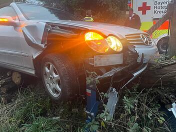 Obernbreit: 68-J&auml;hrige kracht mit Mercedes in Zaun - Feuerwehreinsatz nach Unfall