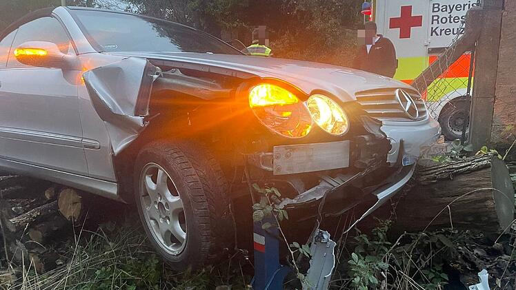 Obernbreit: 68-J&auml;hrige kracht mit Mercedes in Zaun - Feuerwehreinsatz nach Unfall