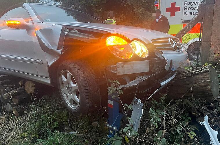 Obernbreit: 68-Jährige kracht mit Mercedes in Zaun - Feuerwehreinsatz nach Unfall