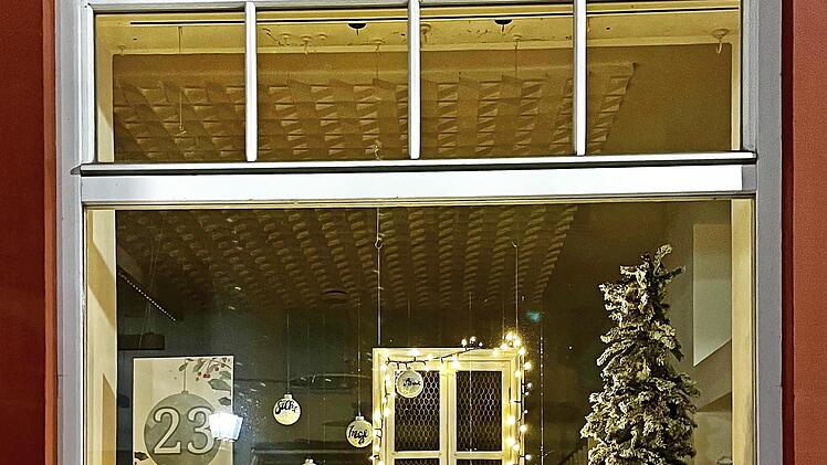 Ein begehbarer Adventskalender: 24 adventlich dekorierte Fenster laden zum Bummeln in der Haßfurter Innenstadt ein.
