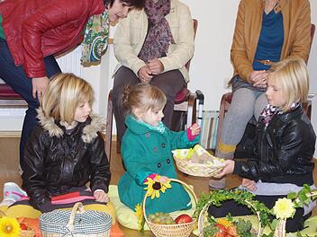 Lisa (rechts) teilt mit Marie (Mitte) das Brot.  Mit im Bild ist (links) Leonie.