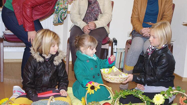 Lisa (rechts) teilt mit Marie (Mitte) das Brot.  Mit im Bild ist (links) Leonie.