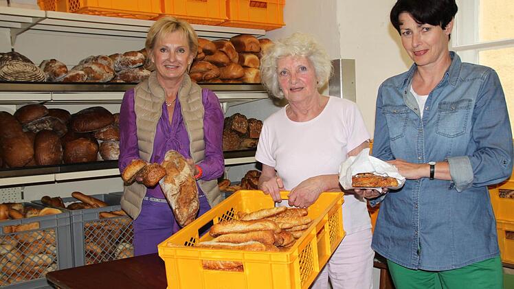In der Brot-Ecke bringen sich Ulrike Hollweg (von links), Marieluise Geyer und Bettina Ringhofer ein.