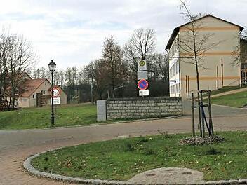 Der Kreisverkehr vor der Hetzleser Grundschule: Im Hintergrund liegt der Bolzplatz an der Ebersbacher Straße (links). Gemeinderätin Gertrud Schmidtlein fordert einen Neubau, der mehr Sicherheit bietet. Foto: fra-press