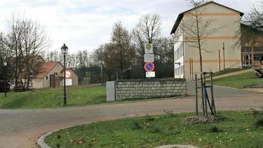 Der Kreisverkehr vor der Hetzleser Grundschule: Im Hintergrund liegt der Bolzplatz an der Ebersbacher Straße (links). Gemeinderätin Gertrud Schmidtlein fordert einen Neubau, der mehr Sicherheit bietet. Foto: fra-press