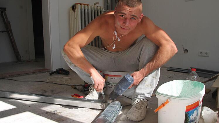 Marcin Swierta aus Bad Brückenau lötet eine Dachrinne aus Zink. Foto: Ulrike Müller