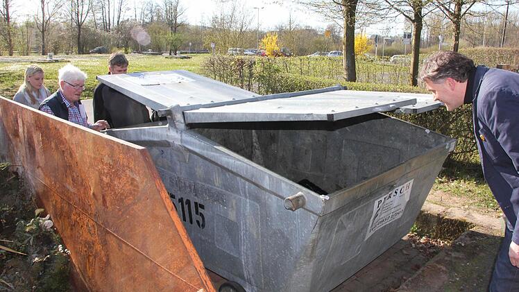 Topfgucker? Nein, dem Inhalt der Container wurde "nachgeschüffelt".