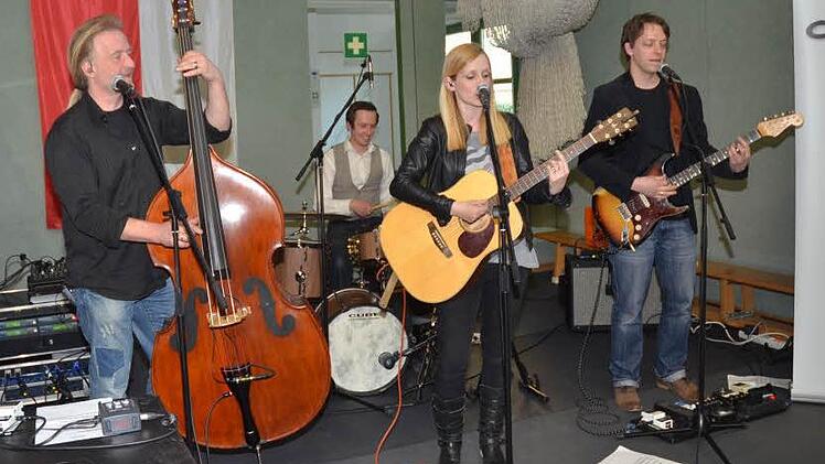 Die vier Musiker der Band "Christine Set The Scence" werden für den guten Zweck am Sonntagabend das Publikum auf der Seebühne unterhalten.  Foto: Karl-Heinz Hofmann