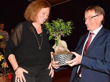 Einen kleinen Bonsai überreichte Lehrerin Marion Krines symbolisch im Namen der gesamten Schulfamilie.  Foto: Schmidt