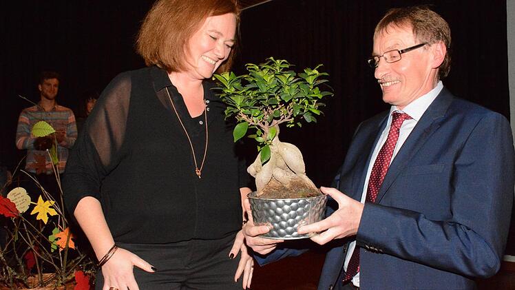 Einen kleinen Bonsai überreichte Lehrerin Marion Krines symbolisch im Namen der gesamten Schulfamilie.  Foto: Schmidt