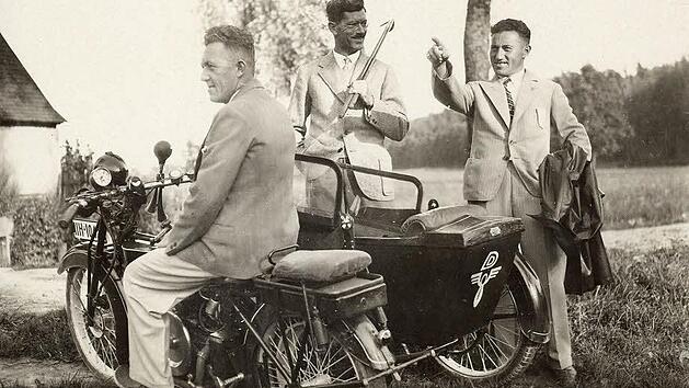 Reichssportminister Josef Waitzer (Mitte) besuchte &ouml;fters die Br&uuml;der Rudolf (vorne) und Adolf in Herzogenaurach. Im Film sei zu Unrecht der Bezug zu den Nazis hergestellt worden, kritisiert Fischer. Unser Foto entstand 1930 an der Eckenm&uuml;hle.  Foto: Archiv