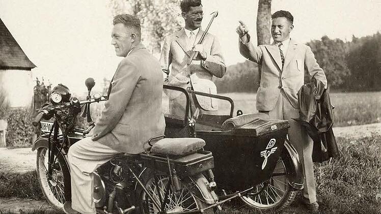 Reichssportminister Josef Waitzer (Mitte) besuchte öfters die Brüder Rudolf (vorne) und Adolf in Herzogenaurach. Im Film sei zu Unrecht der Bezug zu den Nazis hergestellt worden, kritisiert Fischer. Unser Foto entstand 1930 an der Eckenmühle.  Foto: Archiv