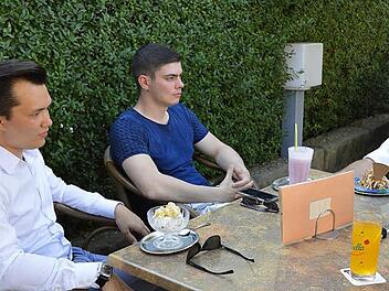 Bei einem Becher Eis &uuml;berlegen (von links) Unterbezirksvorsitzender Jonas P&uuml;ls, Beisitzer Matthias Schau, Kreisvorsitzender f&uuml;r Kulmbach Vinzenz Pyka und dessen Stellvertreter Julian Seiferth, wie sie junge Leute f&uuml;r Politik begeistern k&ouml;nnten.  Foto: Iris M&uuml;ller