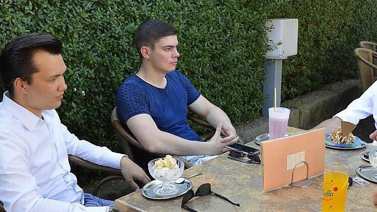 Bei einem Becher Eis &uuml;berlegen (von links) Unterbezirksvorsitzender Jonas P&uuml;ls, Beisitzer Matthias Schau, Kreisvorsitzender f&uuml;r Kulmbach Vinzenz Pyka und dessen Stellvertreter Julian Seiferth, wie sie junge Leute f&uuml;r Politik begeistern k&ouml;nnten.  Foto: Iris M&uuml;ller