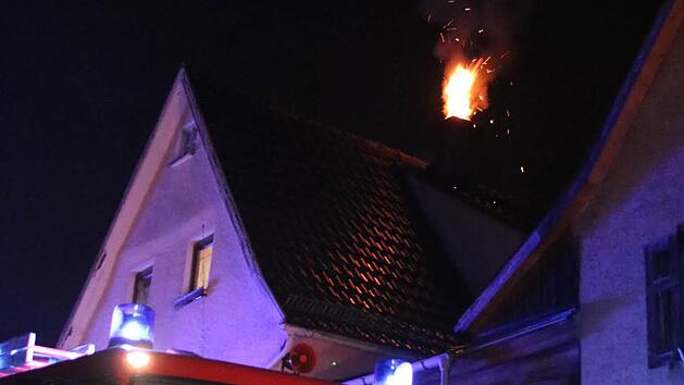 In der Nacht auf Freitag kam es zu einem Kaminbrand in der Hohen Stra&szlig;e in Sulzthal. Foto: Ralf Ruppert