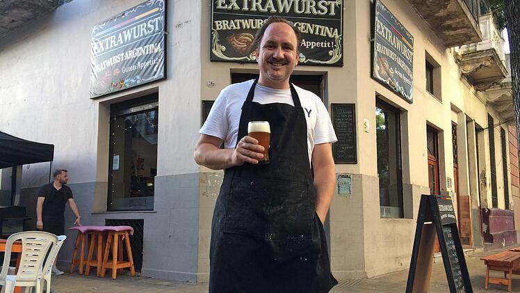 Michael Schnirch vor seinem Extrawurst-Restaurant in Buenos Aires. Foto: Nikolas Pelke