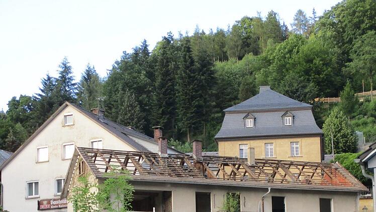 Das Anwesen Frankenwaldstraße 1 von der Hauptstraße aus gesehen.