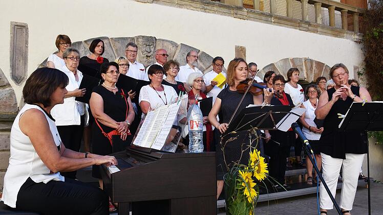 Monika Appel (Klavier), Marina Andreeva (Geige) und Waltraud Hellwig (Blockflöte) bereicherten das Schlosskonzert mit ganz unterschiedlichen Kompositionen. Foto: Ulrike Langer