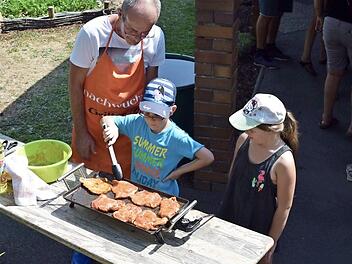 Beim Grillen (von links): Richard Skop vom Betreuten Wohnen Haus Windsburg und die Sch&uuml;lerinnen Noah Henkel und Jana K&uuml;chler.