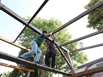 Am Montag wurde auf der Hofwiese fleißig abgebaut. Foto: Marian Hamacher